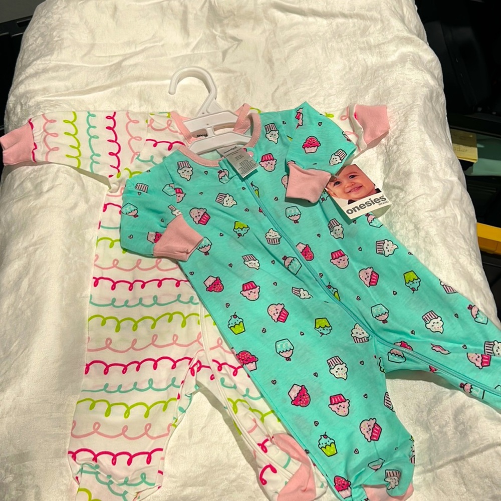 Onesies brand Cupcake 🧁 and swirly’s patterned‎ sleeper